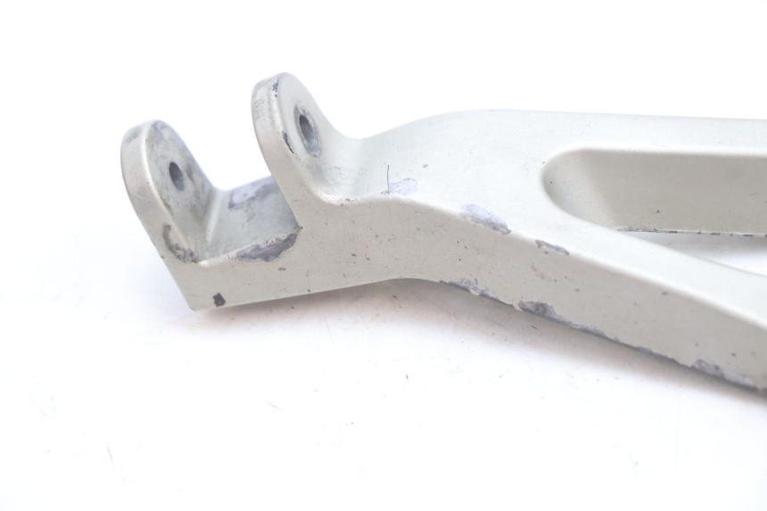 photo de REAR LEFT FOOTREST MOUNT KAWASAKI ZX-6R ZX6R 600 (2000 - 2002) - Alternative perspective