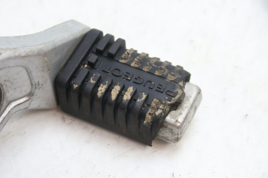 photo de FRONT RIGHT FOOTREST MOUNT PEUGEOT 103 SPX CLIP 50 (1989 - 1992) - Zoom on usage condition