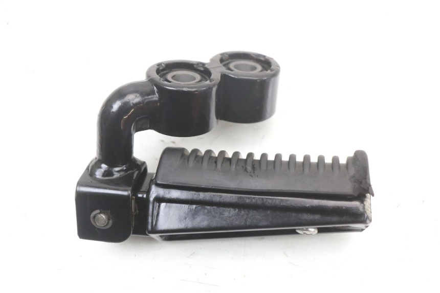 photo de FRONT RIGHT FOOTREST MOUNT ARCHIVE CAFE RACER 4T 50 (2019 - 2024) - Technical close-up