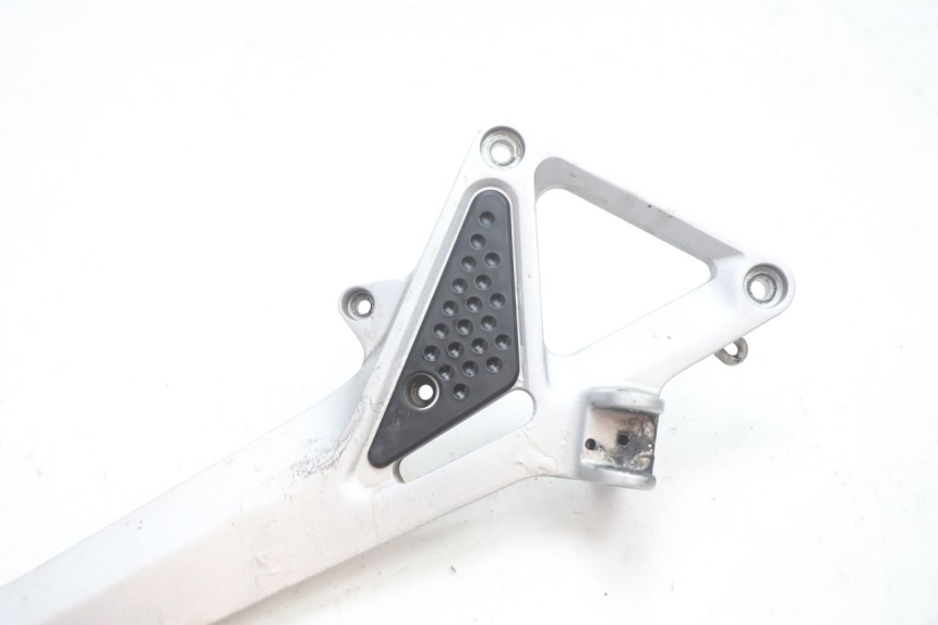 photo de FRONT RIGHT FOOTREST MOUNT HONDA CB F HORNET 600 (2005 - 2006) - Zoom on usage condition