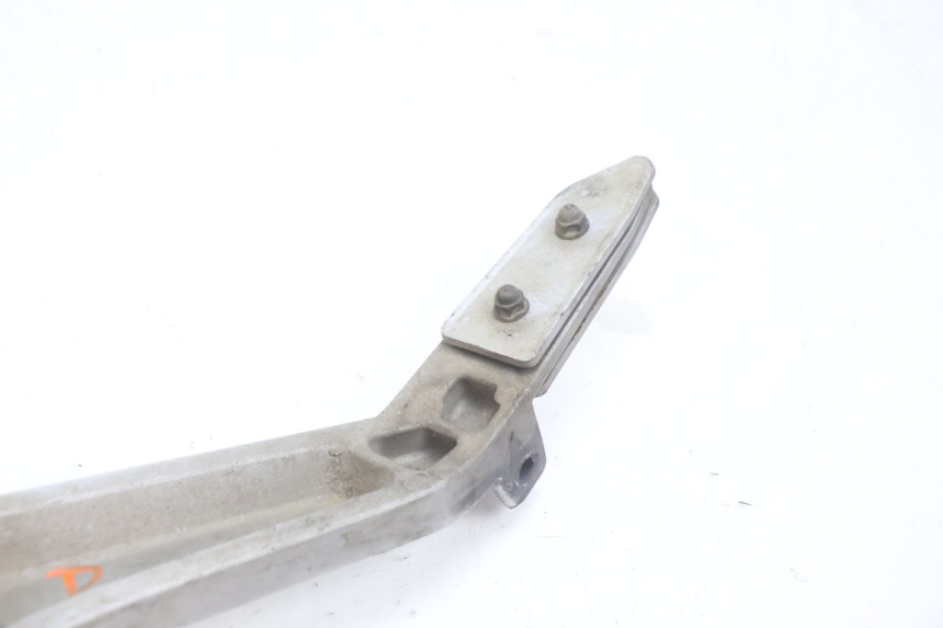 photo de FRONT RIGHT FOOTREST MOUNT HONDA CB F HORNET 600 (2005 - 2006) - Fixing points details