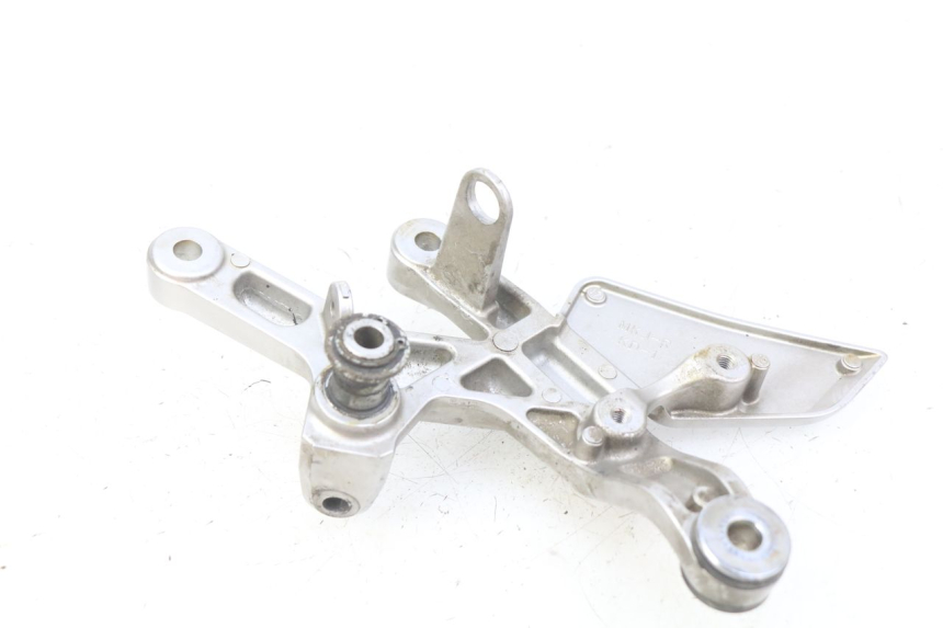 photo de RIGHT FRONT FOOTREST BRACKET HONDA CB R 1000 (2018 - 2023) - Zoom on usage condition