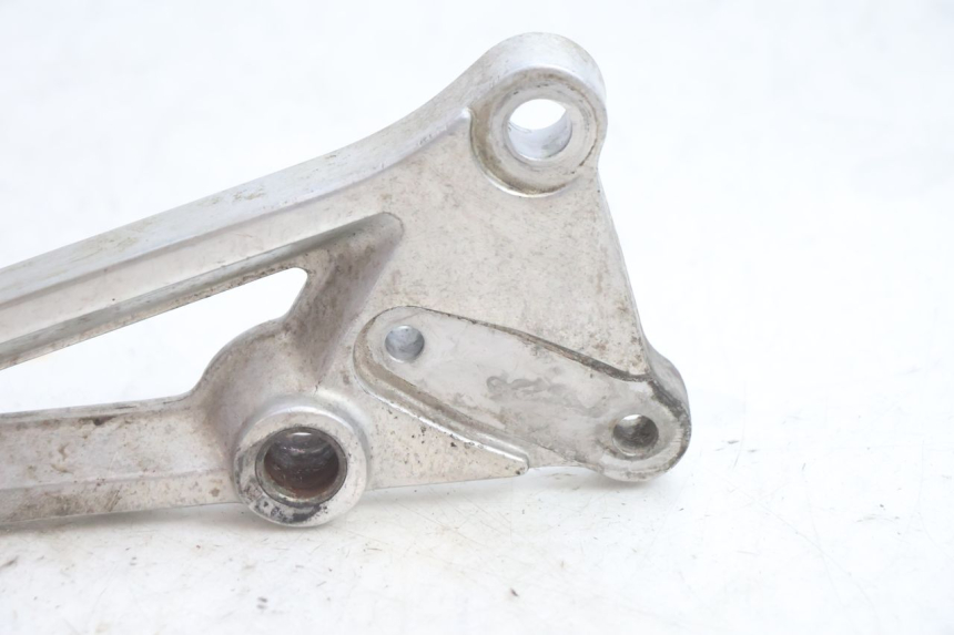 photo de FRONT RIGHT FOOTREST MOUNT HONDA CB TWO FIFTY 250 (1991 - 2002) - Zoom on usage condition