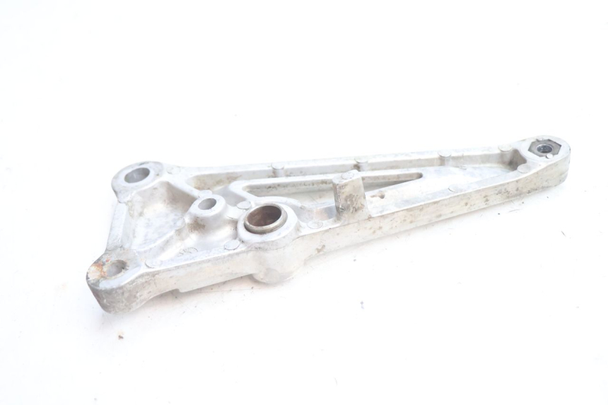 photo de FRONT RIGHT FOOTREST MOUNT HONDA CB TWO FIFTY 250 (1991 - 2002) - Technical close-up
