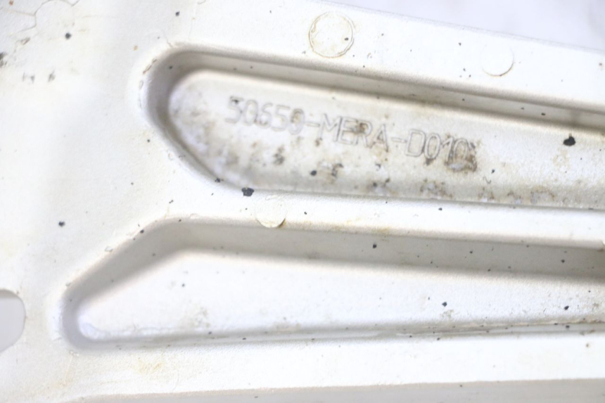 photo de RIGHT FRONT FOOTREST BRACKET HONDA CBF 500 (2004 - 2007) - Component detail