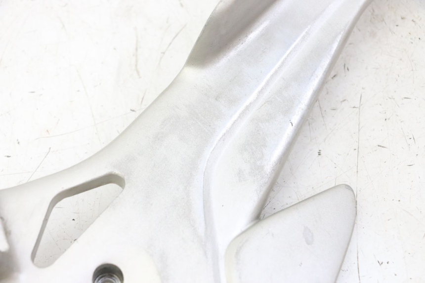 photo de RIGHT FRONT FOOTREST BRACKET HONDA CBF 500 (2004 - 2007) - Additional view of the item