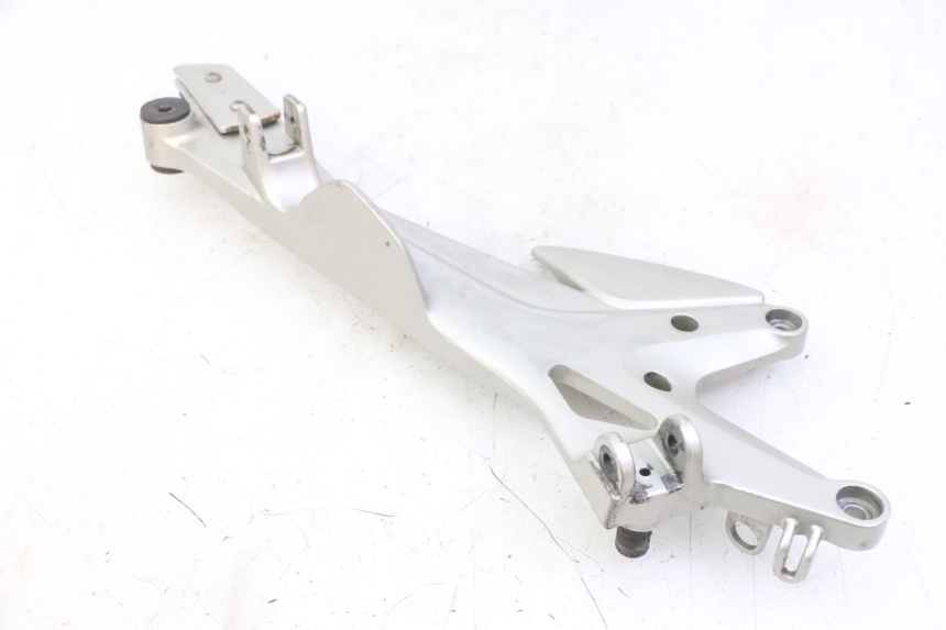 photo de RIGHT FRONT FOOTREST BRACKET HONDA CBF 500 (2004 - 2007) - Distinctive features