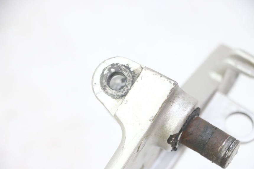 photo de RIGHT FRONT FOOTREST BRACKET HONDA CBF 500 (2004 - 2007) - Technical close-up