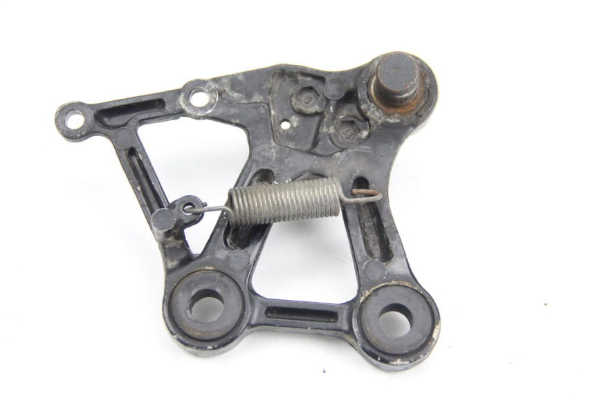 photo de FRONT RIGHT FOOTREST MOUNT HONDA CBR F SC21 1000 (1986 - 1992) - Alternative perspective