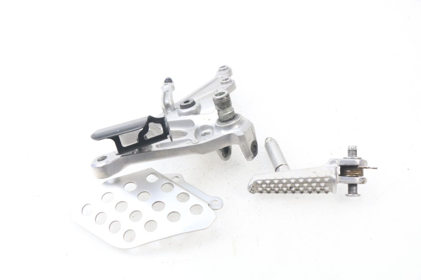 photo de FRONT RIGHT FOOTREST MOUNT HONDA CBR RR FIREBLADE 1000 (2006 - 2007) - Component detail