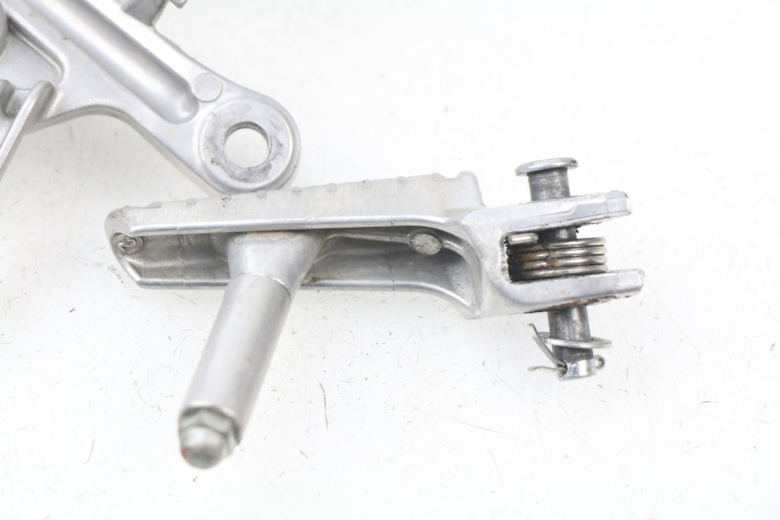 photo de FRONT RIGHT FOOTREST MOUNT HONDA CBR RR FIREBLADE 1000 (2006 - 2007) - Zoom on usage condition