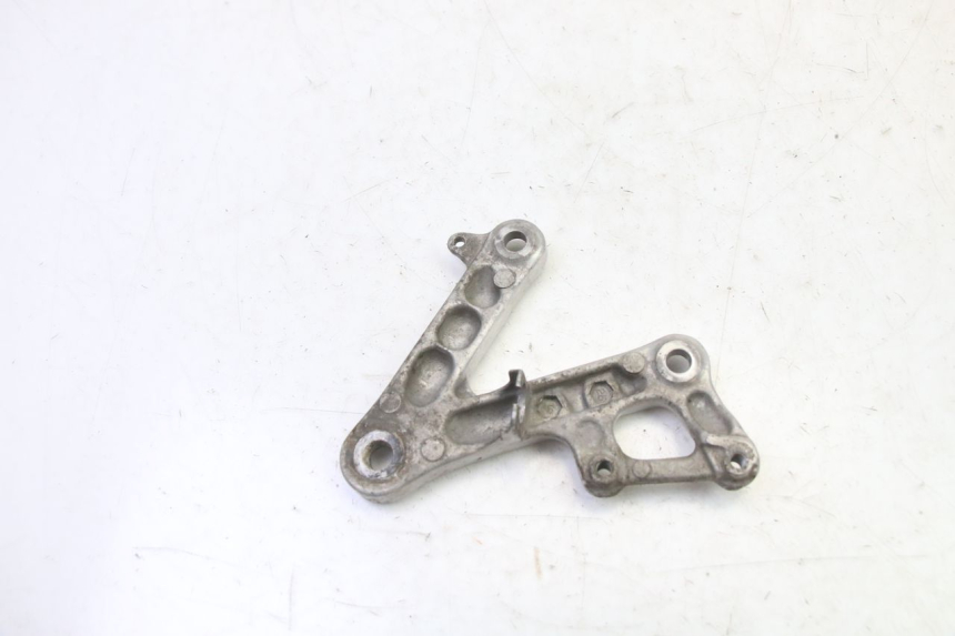 photo de FRONT RIGHT FOOTREST MOUNT HONDA CBR RR FIREBLADE 900 (1992 - 1994) - Alternative perspective