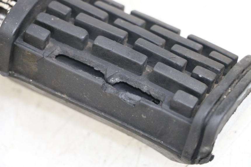 photo de FRONT RIGHT FOOTREST MOUNT APRILIA CLASSIC 125 (1995 - 2001) - Technical close-up