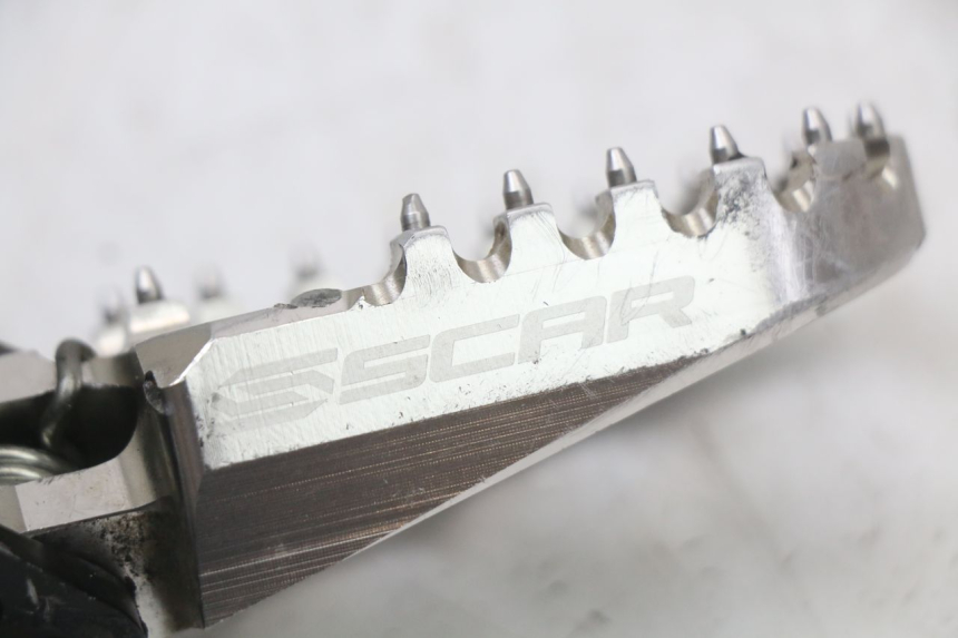 photo de FRONT RIGHT FOOTREST MOUNT HONDA CRF R 250 (2020 - 2021) - Alternative perspective