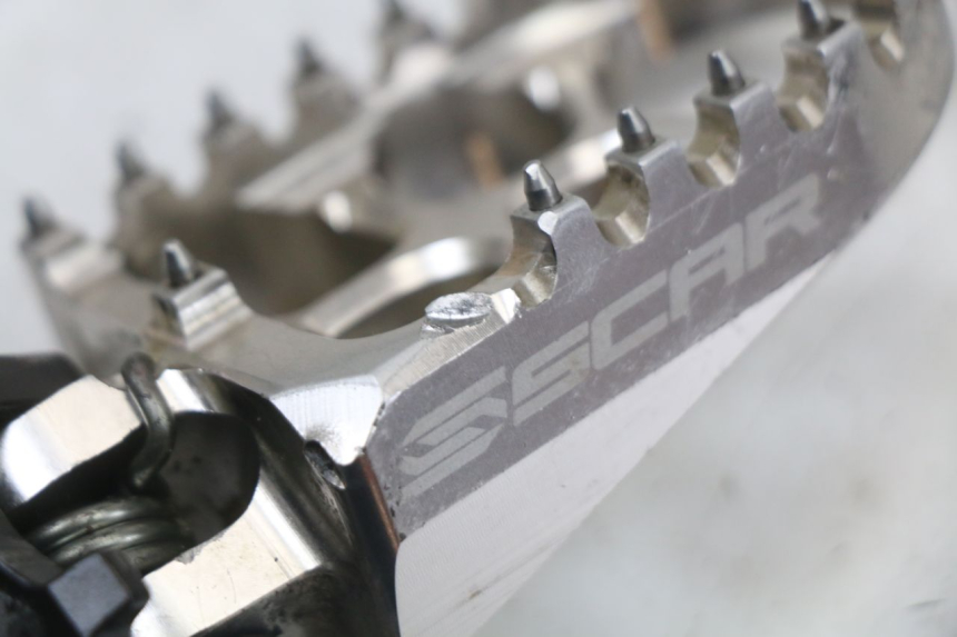 photo de FRONT RIGHT FOOTREST MOUNT HONDA CRF R 250 (2020 - 2021) - Technical close-up