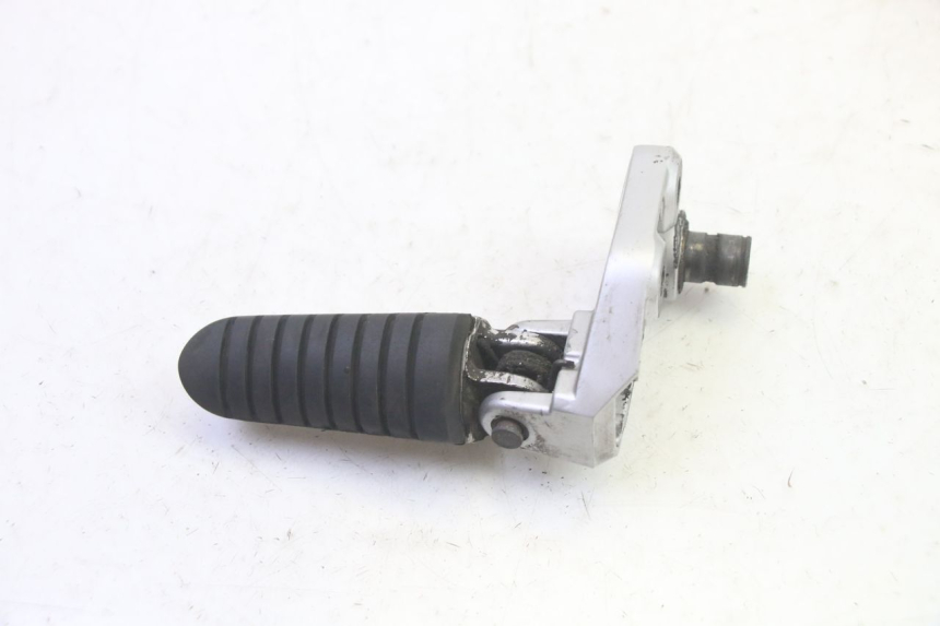 photo de FRONT RIGHT FOOTREST MOUNT SUZUKI DL V STROM 1000 (2002 - 2007) - Technical close-up