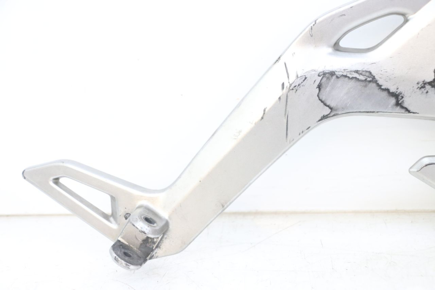 photo de FRONT RIGHT FOOTREST MOUNT KAWASAKI ER-6 ER6 N 650 (2012 - 2016) - Fixing points details