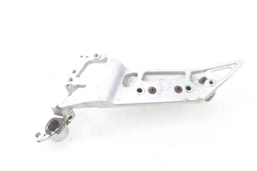 photo de FRONT RIGHT FOOTREST MOUNTING PLATE YAMAHA FJR ABS 1300 (2006 - 2012) - Zoom on usage condition