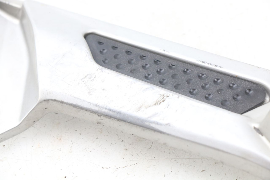 photo de FRONT RIGHT FOOTREST MOUNTING PLATE YAMAHA FJR ABS 1300 (2006 - 2012) - Technical close-up