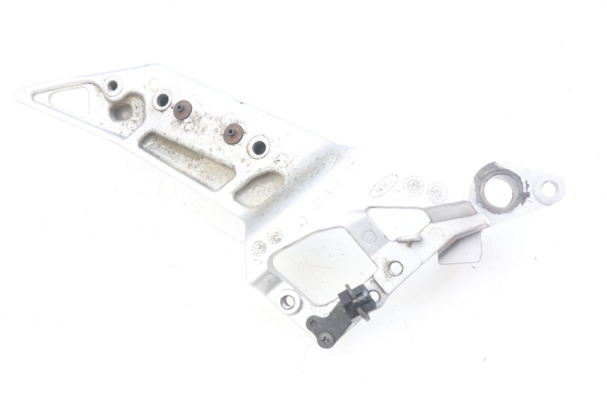 photo de FRONT RIGHT FOOTREST MOUNTING PLATE YAMAHA FJR ABS 1300 (2006 - 2012) - Zoom on usage condition