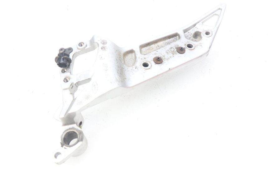 photo de FRONT RIGHT FOOTREST MOUNTING PLATE YAMAHA FJR ABS 1300 (2006 - 2012) - Alternative perspective