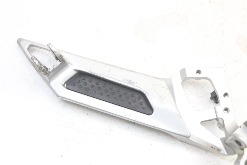 photo de FRONT RIGHT FOOTREST MOUNTING PLATE YAMAHA FJR ABS 1300 (2006 - 2012) - Zoom on usage condition