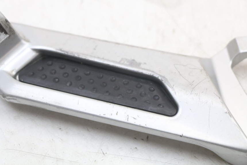 photo de FRONT RIGHT FOOTREST MOUNTING PLATE YAMAHA FJR ABS 1300 (2006 - 2012) - Technical close-up
