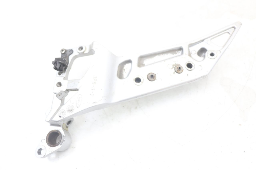 photo de FRONT RIGHT FOOTREST MOUNTING PLATE YAMAHA FJR ABS 1300 (2006 - 2012) - Checked used part