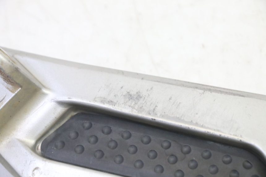 photo de FRONT RIGHT FOOTREST MOUNTING PLATE YAMAHA FJR ABS 1300 (2006 - 2012) - Alternative perspective