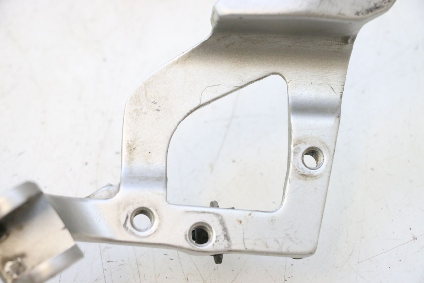 photo de FRONT RIGHT FOOTREST MOUNT YAMAHA FJR 1300 (2001 - 2005) - Component detail
