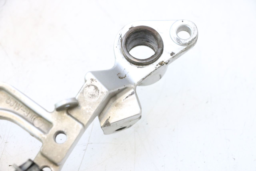 photo de FRONT RIGHT FOOTREST MOUNT YAMAHA FJR 1300 (2001 - 2005) - Technical close-up