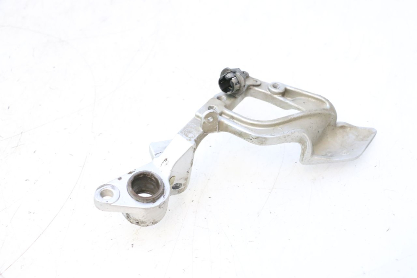 photo de FRONT RIGHT FOOTREST MOUNT YAMAHA FJR 1300 (2001 - 2005) - Fixing points details