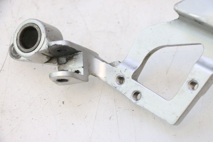 photo de FRONT RIGHT FOOTREST MOUNT YAMAHA FJR 1300 (2001 - 2005) - Component detail