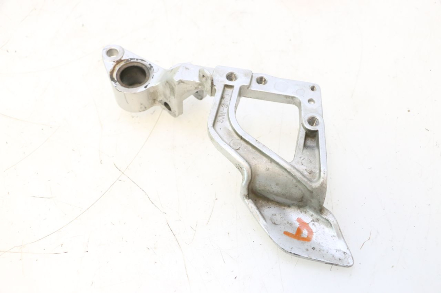 photo de FRONT RIGHT FOOTREST MOUNT YAMAHA FJR 1300 (2001 - 2005) - Technical close-up