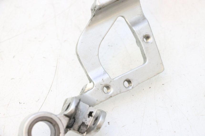 photo de FRONT RIGHT FOOTREST MOUNT YAMAHA FJR 1300 (2001 - 2005) - Checked used part