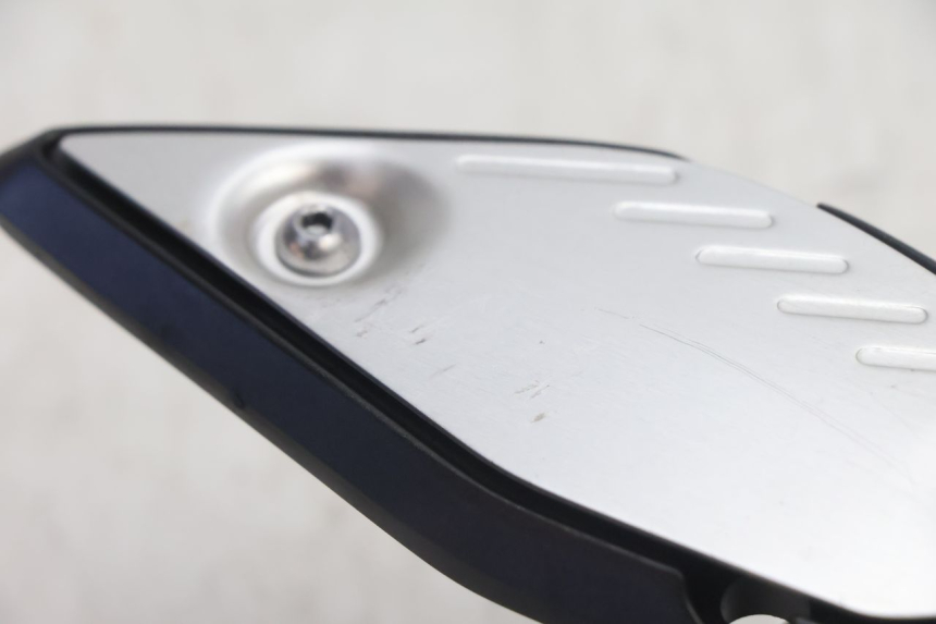 photo de FRONT RIGHT FOOTREST MOUNT YAMAHA FZ8 800 (2010 - 2016) - Zoom on usage condition