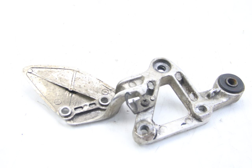 photo de RIGHT FRONT FOOTREST BRACKET YAMAHA FZS FAZER 600 (2001 - 2003) - Component detail