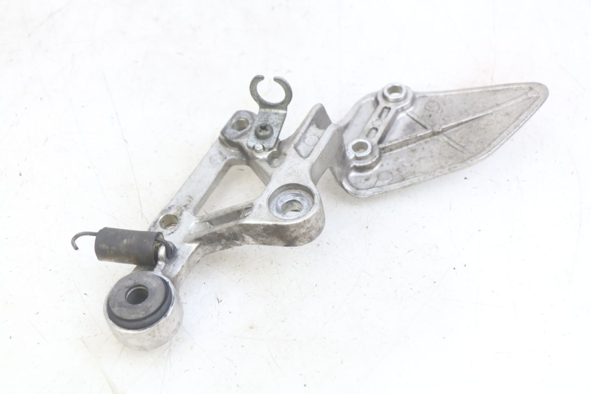 photo de RIGHT FRONT FOOTREST BRACKET YAMAHA FZS FAZER 600 (1998 - 2001) - Alternative perspective