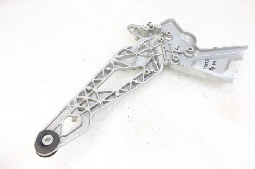 photo de FRONT RIGHT FOOTREST MOUNT BMW G310 R 310 (2016 - 2020) - Zoom on usage condition