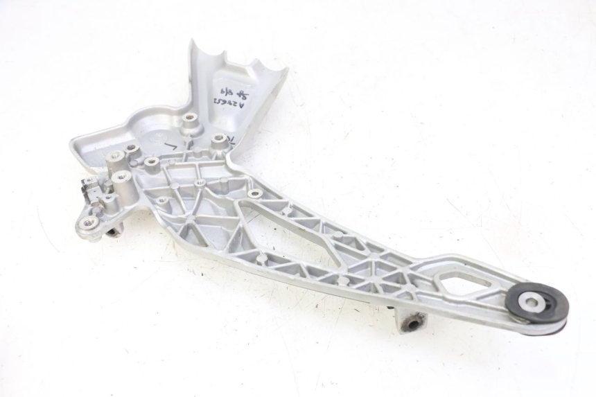 photo de FRONT RIGHT FOOTREST MOUNT BMW G310 R 310 (2016 - 2020) - Alternative perspective