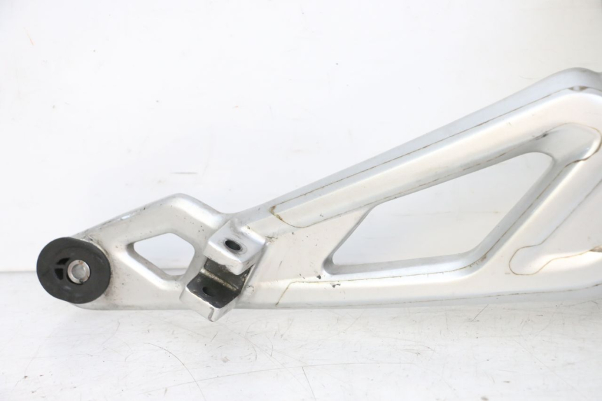 photo de FRONT RIGHT FOOTREST MOUNT BMW G310 R 310 (2016 - 2020) - Fixing points details