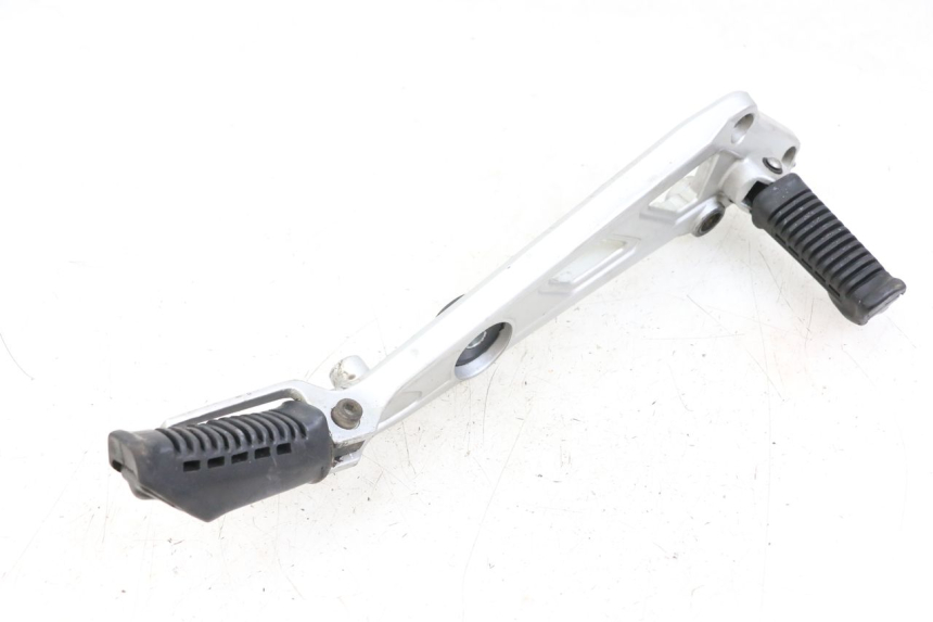 photo de FRONT RIGHT FOOTREST MOUNT HYOSUNG GF 125 (2001 - 2005) - Component detail