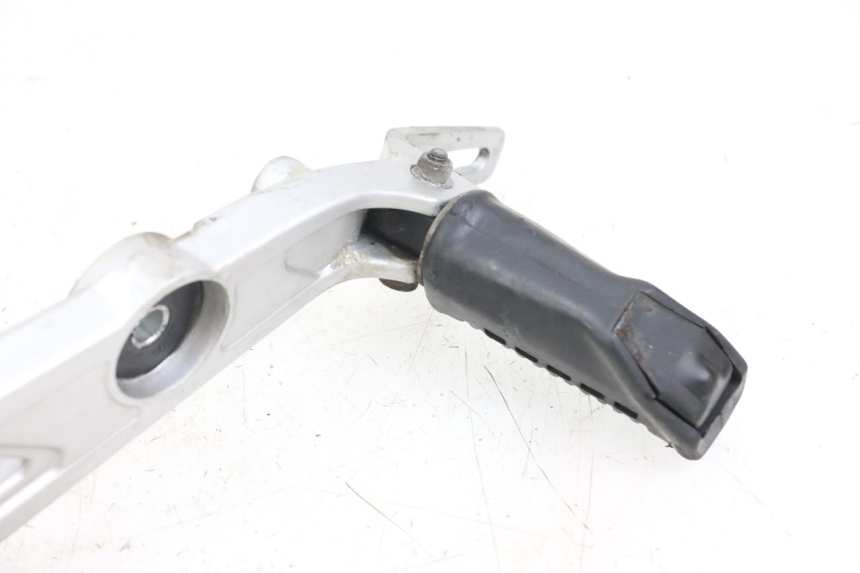 photo de FRONT RIGHT FOOTREST MOUNT HYOSUNG GF 125 (2001 - 2005) - Zoom on usage condition