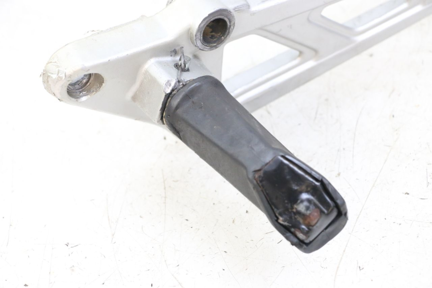 photo de FRONT RIGHT FOOTREST MOUNT HYOSUNG GF 125 (2001 - 2005) - Alternative perspective