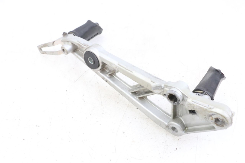 photo de FRONT RIGHT FOOTREST MOUNT HYOSUNG GF 125 (2001 - 2005) - Product overview