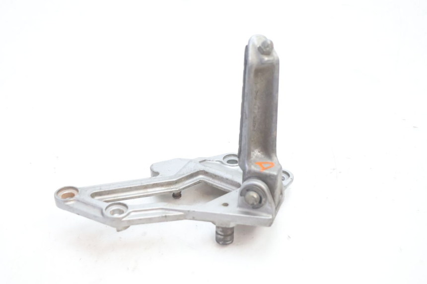 photo de FRONT RIGHT FOOTREST MOUNT KAWASAKI GPX F ZX750F 750 (1986 - 1990) - Zoom on usage condition