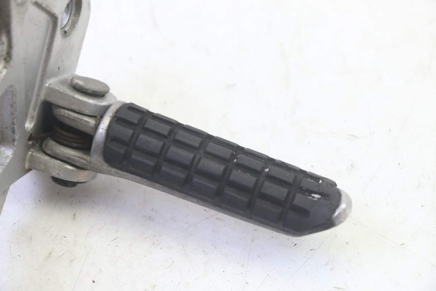 photo de FRONT RIGHT FOOTREST MOUNT KAWASAKI GPX R WARBIRD 600 (1988 - 1993) - Zoom on usage condition