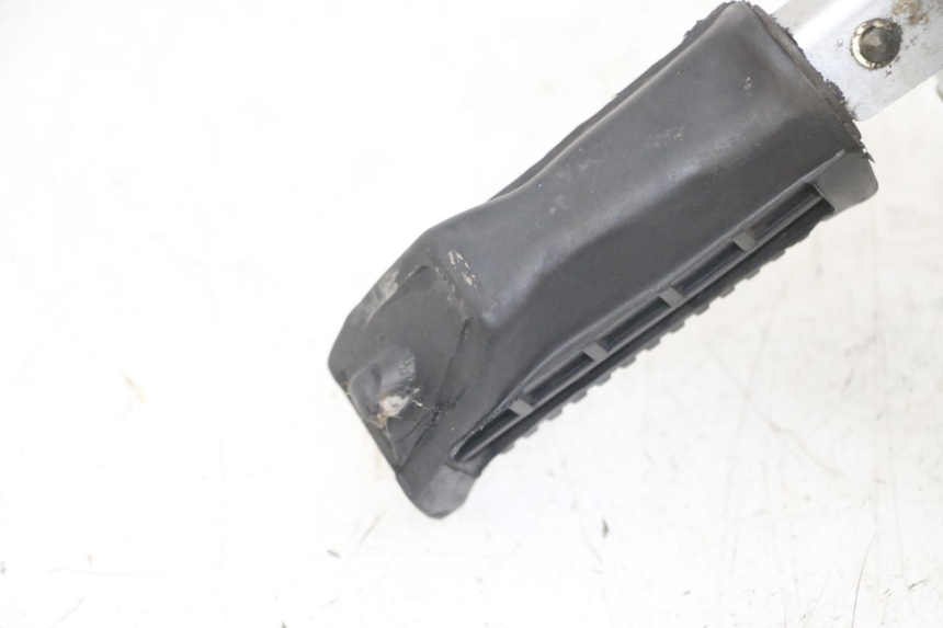 photo de FRONT RIGHT FOOTREST MOUNT SUZUKI GS GSE 500 (2001 - 2003) - Zoom on usage condition