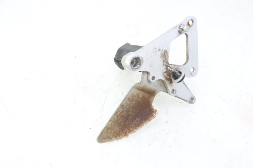 photo de FRONT RIGHT FOOTREST MOUNT SUZUKI GS GSE 500 (2001 - 2003) - Technical close-up