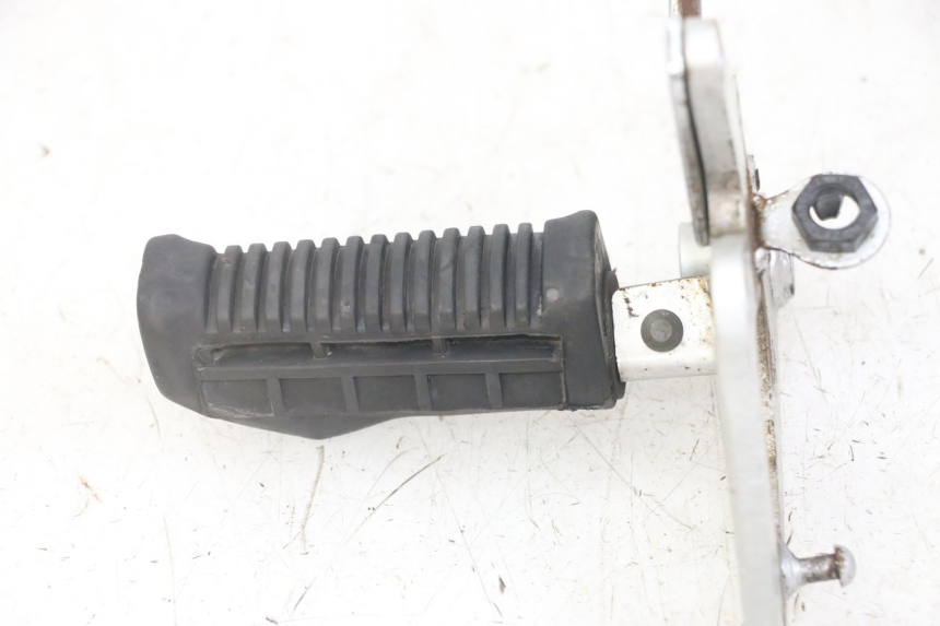 photo de FRONT RIGHT FOOTREST MOUNT SUZUKI GS GSE 500 (2001 - 2003) - Checked used part